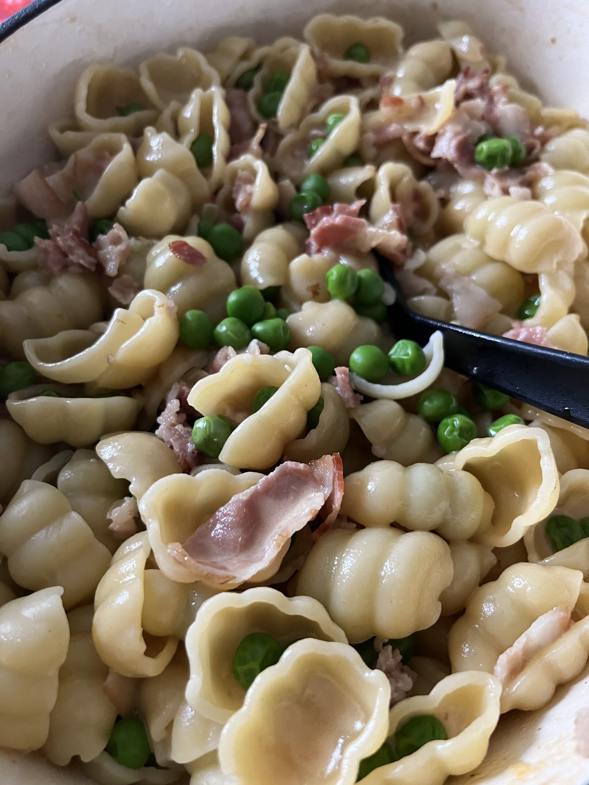 Pasta med bacon, lök och gröna ärtor