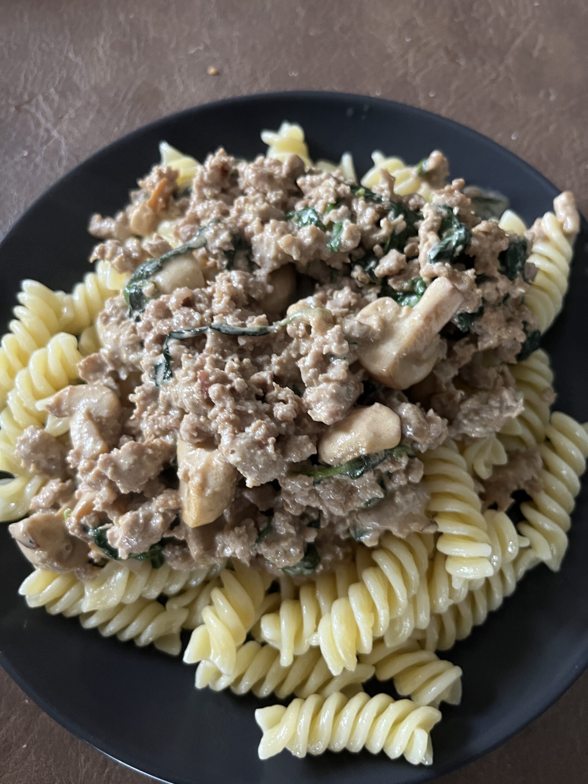 Krämig kalkonpasta med färskost, spenat och champinjoner